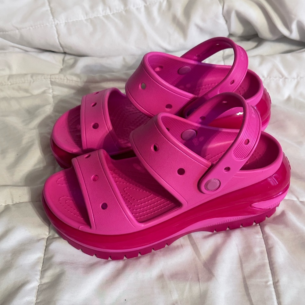 New Croc mega crush sandals fuchsia pink size 7.